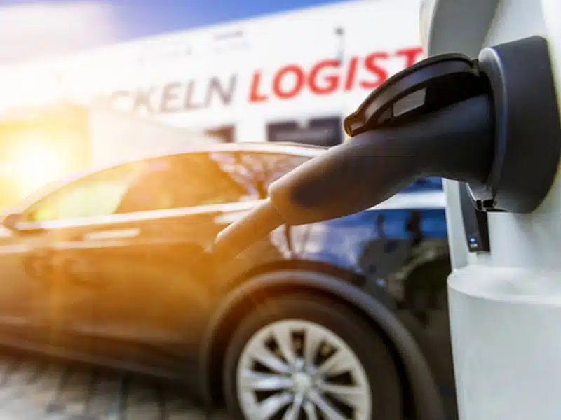 Elektroauto lädt an Ladestation im Sonnenlicht