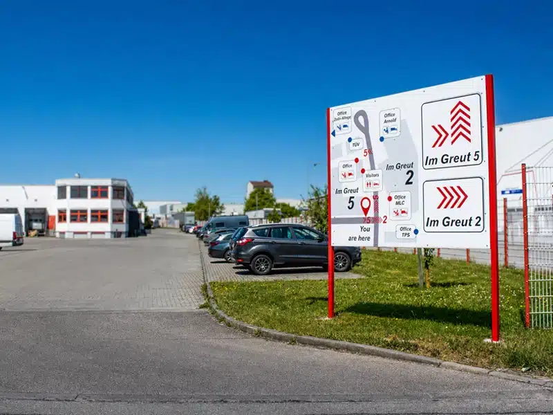 Industriegebiet mit Parkplatz und Wegweiser