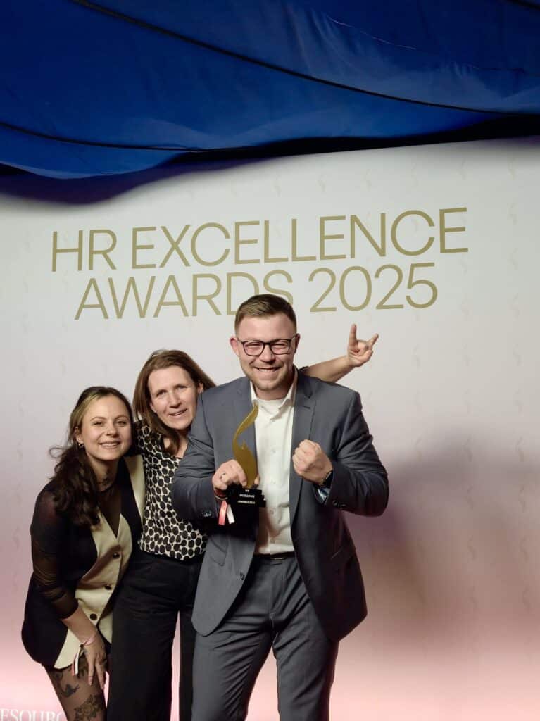 Drei Personen mit Trophäe bei HR Awards 2025