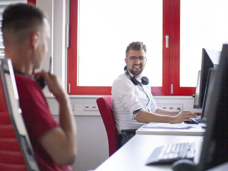 Mann arbeitet am Computer im modernen Büro