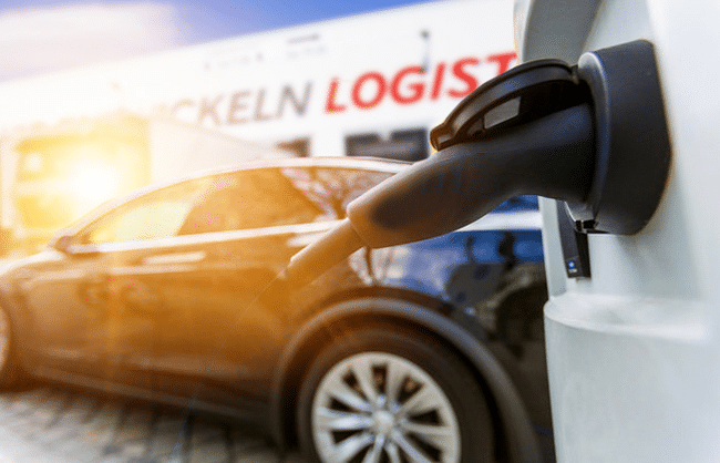 Elektroauto lädt an Ladesäule vor Logistikzentrum