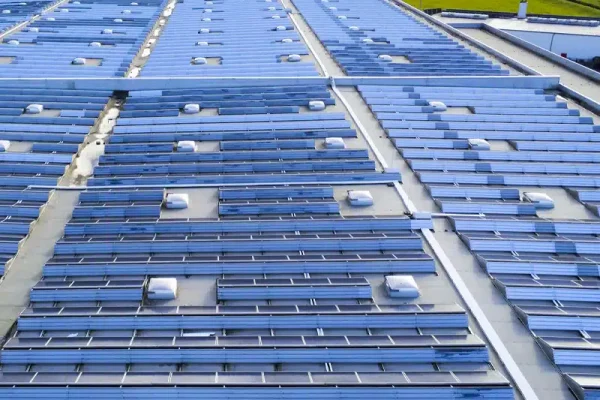 Solaranlagen auf großem Industriedach